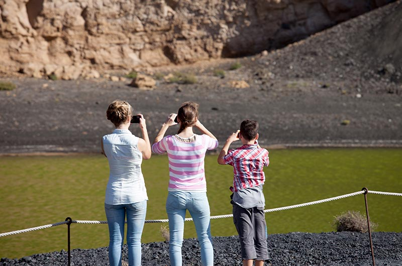 tourists at lago verde