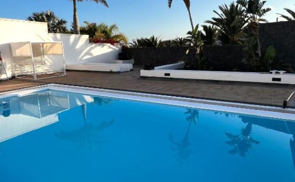 pool at the outside of the villa in lanzarote